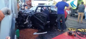 Carro preto amassado após acidente
