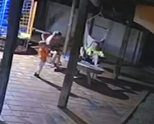 Família na varanda da casa momentos antes da tragédia