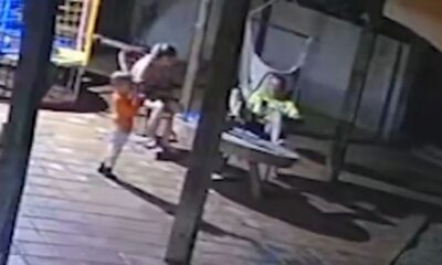 Família na varanda da casa momentos antes da tragédia