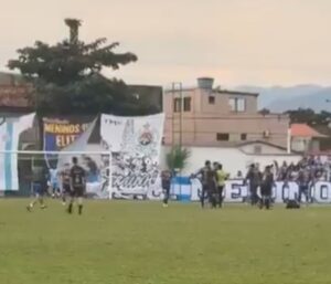 Partida sendo interrompida por policiais