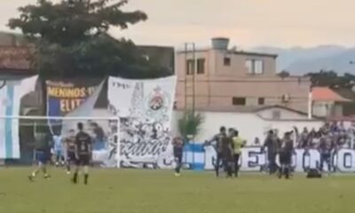 Partida sendo interrompida por policiais