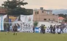 Partida sendo interrompida por policiais
