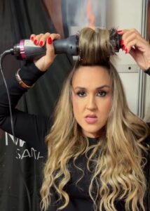 Mayara Santana fazendo escova no cabelo antes de show
