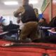 Policial tirando aluno de sala de aula
