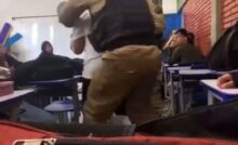 Policial tirando aluno de sala de aula