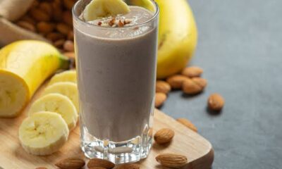 Copo de vitamina com banana e whey protein