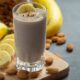 Copo de vitamina com banana e whey protein