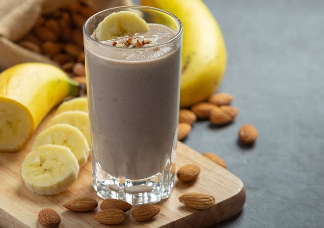 Copo de vitamina com banana e whey protein