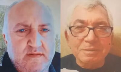 Montagem com duas fotos lado a lado dos taxistas turcos Zeki Aldemir, de cabelos grisalhos e óculos, e Ercan Kiremitçiler, careca e com barba por fazer. Ambos morreram após infartarem quase ao mesmo tempo no ponto de táxi onde trabalhavam.