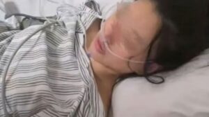 Imagem mostra a mulher esfaqueada no hospital