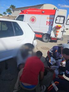 Homem sendo resgatado após acidente