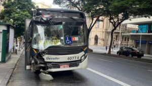 Frente do ônibus ficou destruído após acidente
