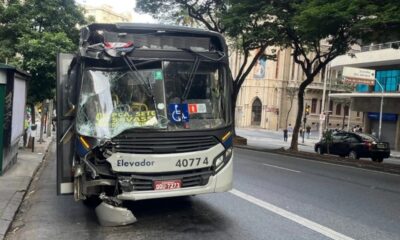 Frente do ônibus ficou destruído após acidente
