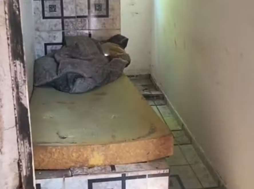 Cômodo em que homem era mantido em cárcere privado com apenas um colchão