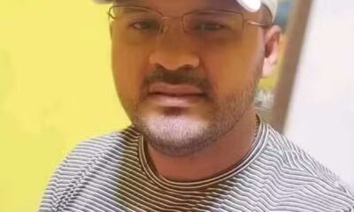 Selfie de Gilson Ferreira de Moura com camiseta cinza e boné