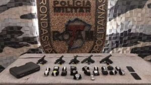 Foto com armas e relógios furtados