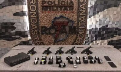Foto com armas e relógios furtados