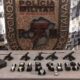 Foto com armas e relógios furtados