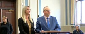 Mulher e advogado em julgamento