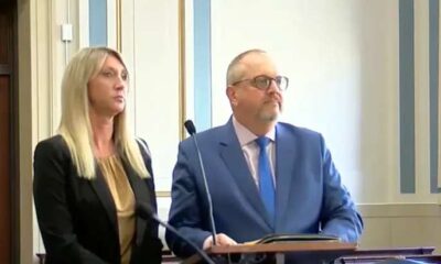 Mulher e advogado em julgamento