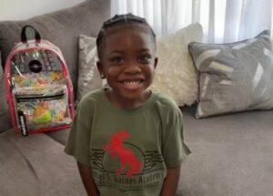 Criança sorrindo para foto