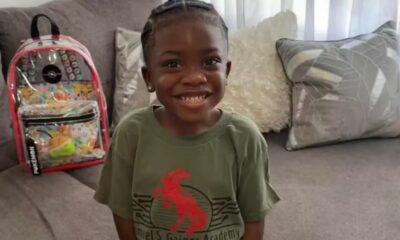 Criança sorrindo para foto