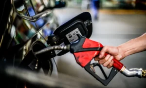 Gasolina e etanol caem em BH mesmo sem corte da Petrobras