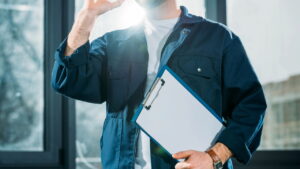 Homem com prancheta em ambiente de trabalho