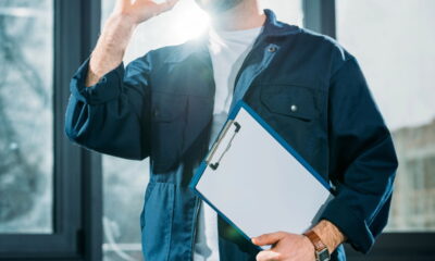 Homem com prancheta em ambiente de trabalho