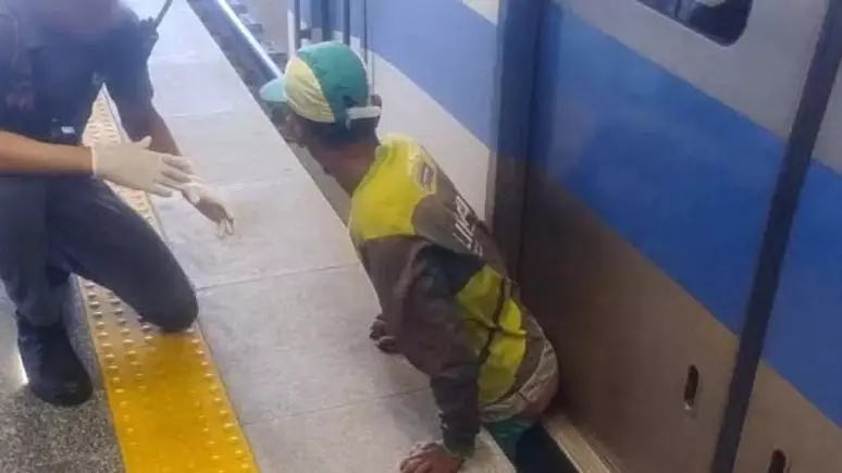 Homem fica preso entre vagão de metrô e plataforma