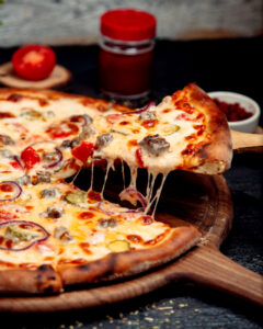 pizza sendo cortada