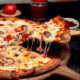pizza sendo cortada