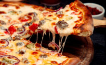 pizza sendo cortada