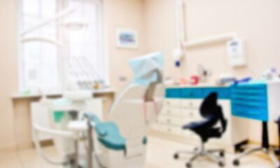 Imagem embaçada de consultório odontológico