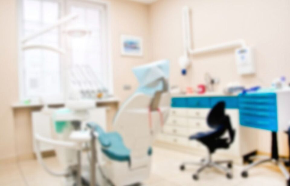 Imagem embaçada de consultório odontológico