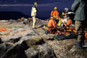 Bombeiros resgatando menina que caiu de penhasco no RS