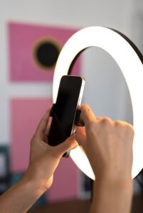 Celular sendo posicionado em frente à luminária