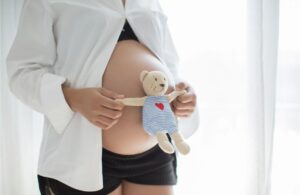 Barriga de grávida com ursinho de pelúcia