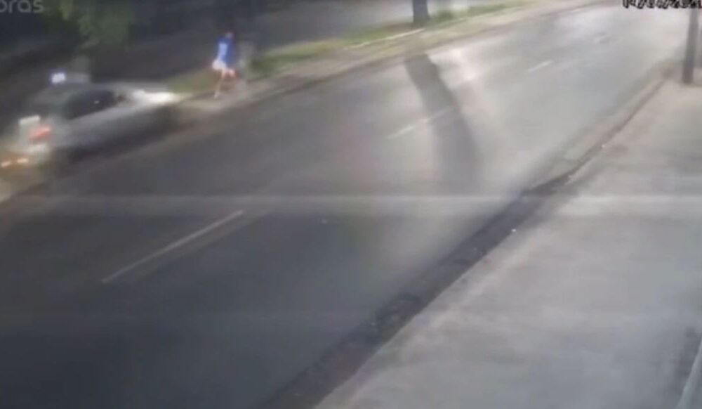 Carro se aproximando das vítimas