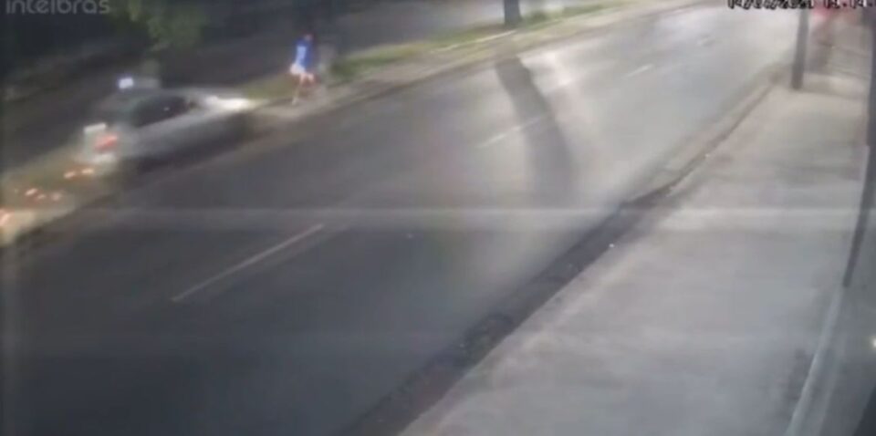 Carro se aproximando das vítimas