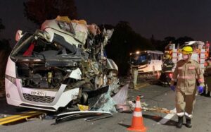 Ônibus estragado após impacto do acidente