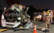 Ônibus estragado após impacto do acidente
