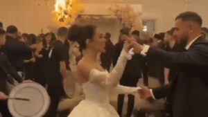 Casamento na Austrália viraliza após fogo atingir arco floral na entrada dos noivos