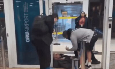 Passageiro tentando convencer homem a se retirar