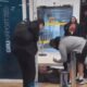Passageiro tentando convencer homem a se retirar