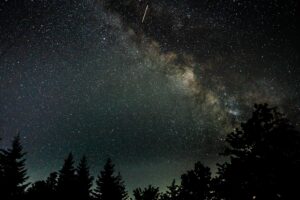 Céu estrelado e com estrela cadente