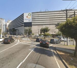 Engenheiro e filha são rendidos no estacionamento e libertados após quase duas horas