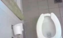 Visão da câmera escondida mostrando privada de cima