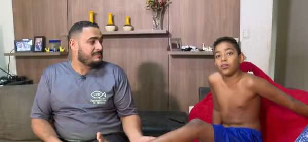 menino ao lado do pai