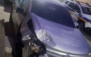 Carro cinza com a parte da frente amassado
